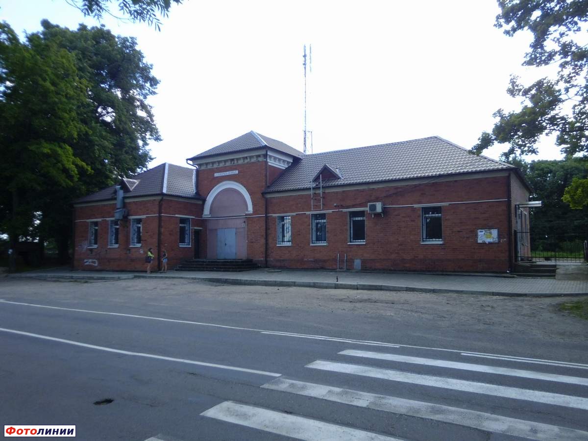 Здание станции со стороны посёлка