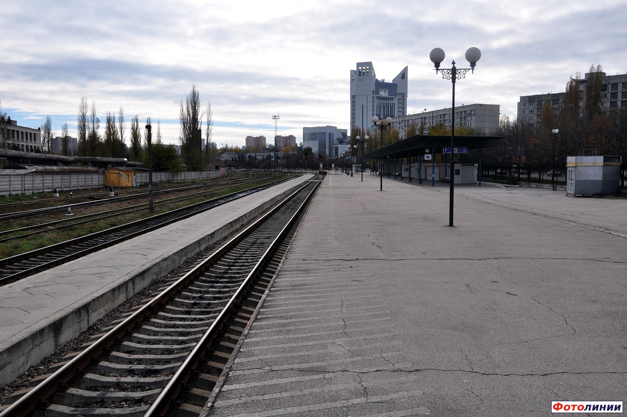 Вид с пятой платформы пригородного вокзала в сторону пассажирского вокзала