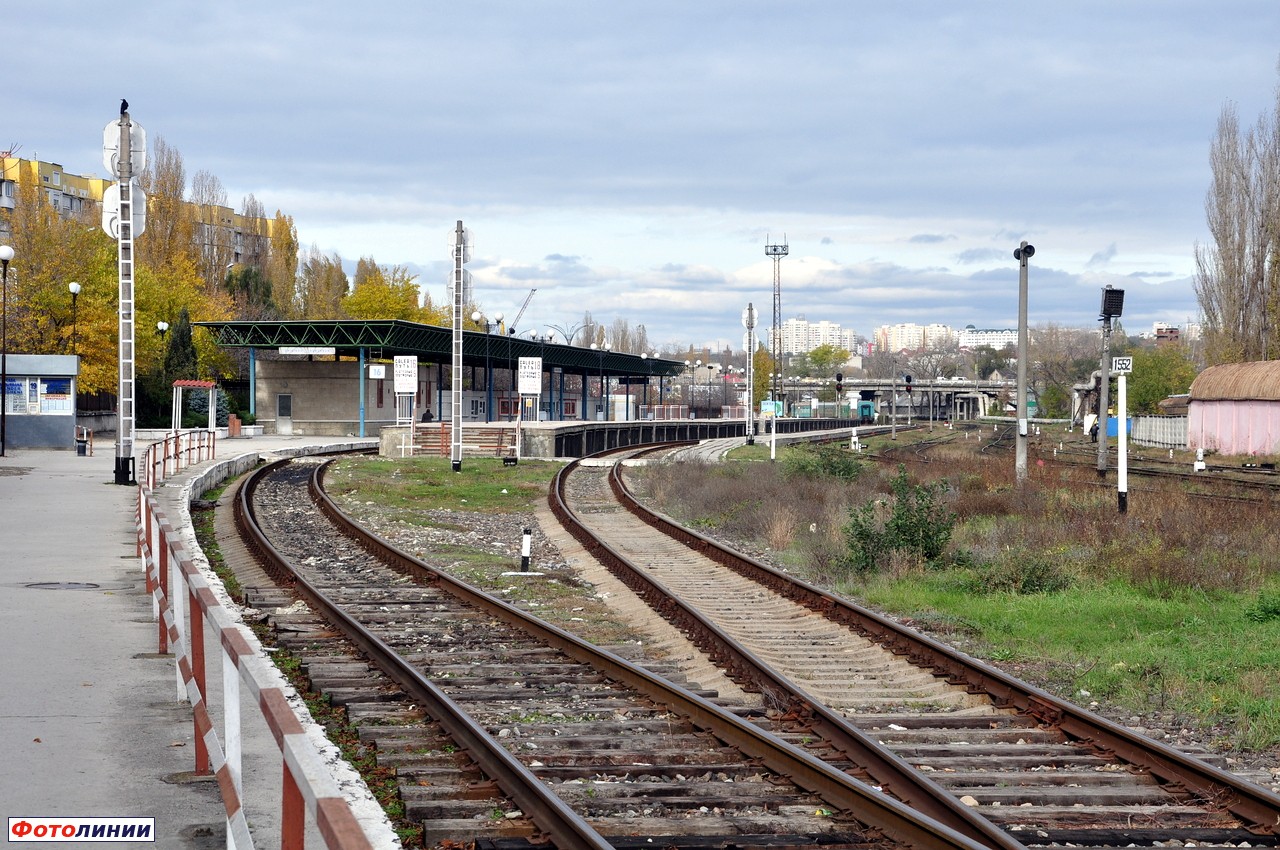 Общий вид на пригородный вокзал со стороны пассажирского вокзала