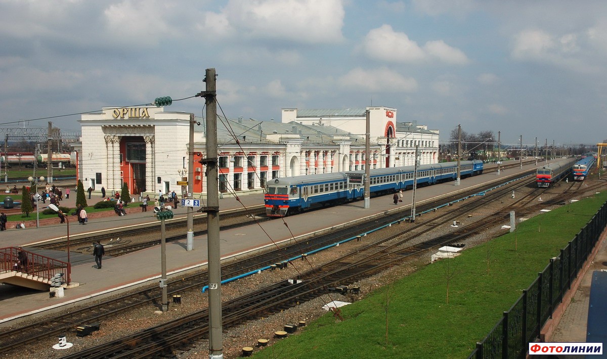 Вокзал и путевое развитие у южной стороны