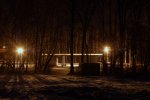 о.п. Хмелевка: Вид пассажирского павильона со стороны деревни ночью