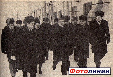 Министр путей сообщения СССР Конорев и сопровождающие его лица в Минском вагонном депо