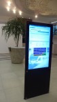 Инфокиоск с сенсорным экраном в новом зале ожидания