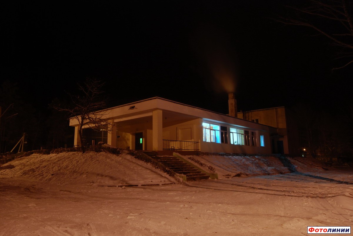 Пассажирское здание, вид с обратной стороны ночью