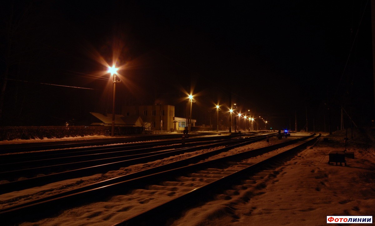 Вид станции в сторону Молодечно ночью