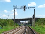 станция Молодечно: Светофоры ЧМ1Д и ЧМ1В на фоне моста в западной горловине станции