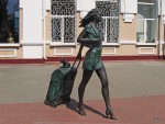 станция Молодечно: Скульптура "Девушка пассажирка"