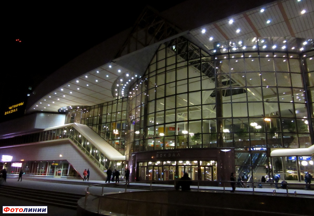 Центральный фасад вокзала ночью