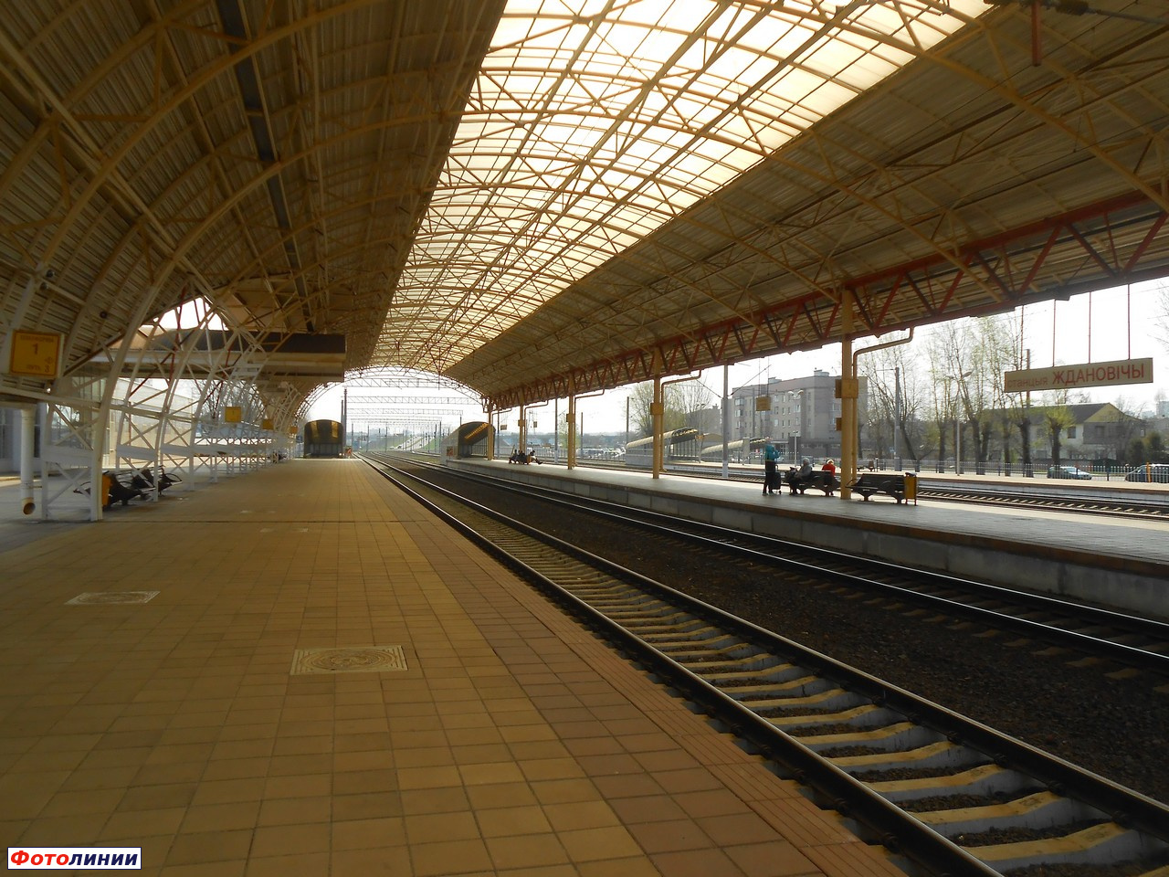 Платформы под навесом, вид в сторону Минска