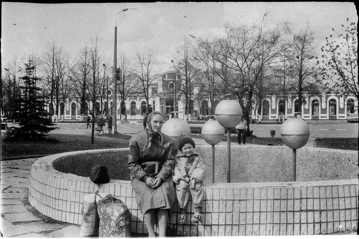 Фонтан недалеко от вокзала, начало 1990-х (фото из семейного архива А.Жаховца)