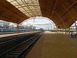 станция Ждановичи: Под навесом, вид в сторону Молодечно с 1-й платформы
