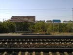 о.п. 9 км: Табличка с названием платформы и подобие пассажирского павильона на платформе из Одессы