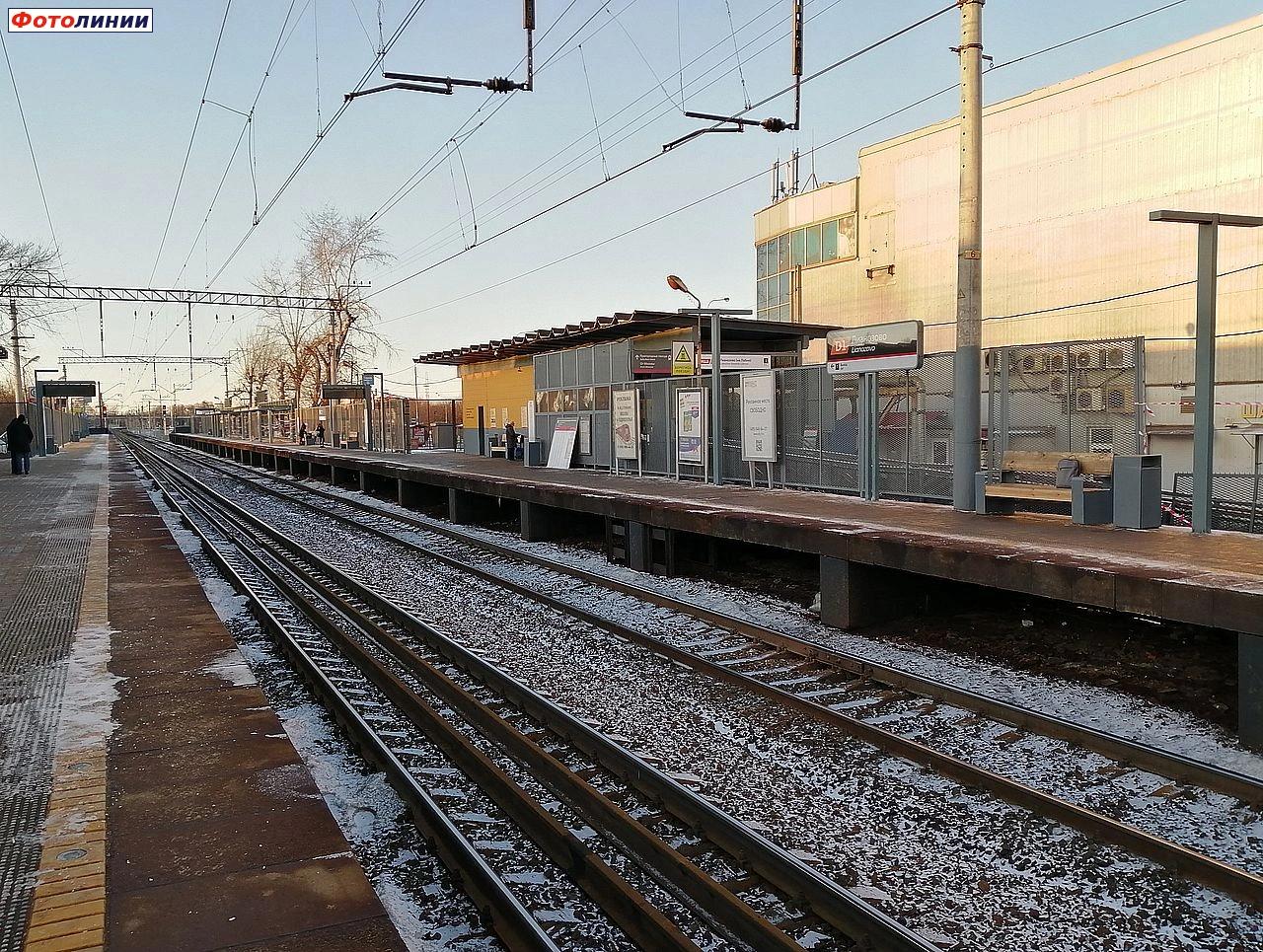 Турникетный павильон на второй платформе, вид с первой платформы в чётном направлении