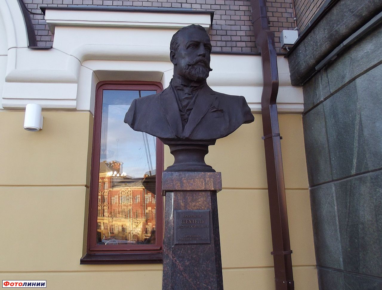 Памятник Ф. О. Шехтелю, автору здания вокзала