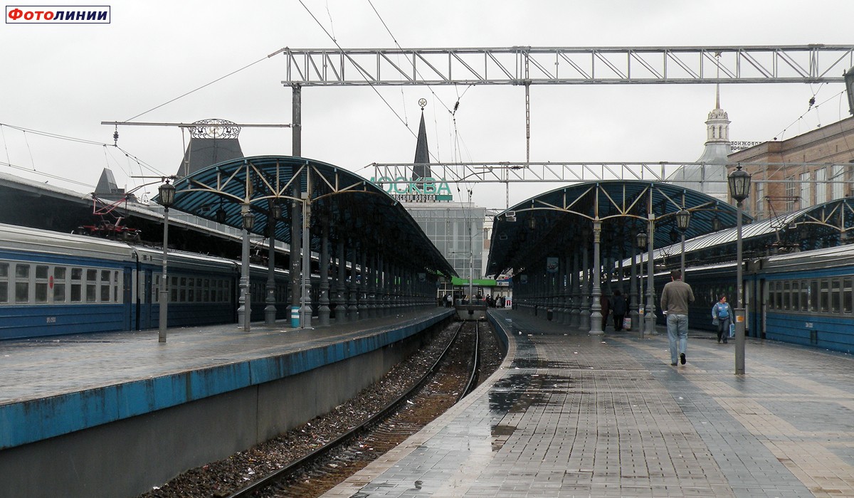 Платформы пригородных поездов. Вид на вокзал
