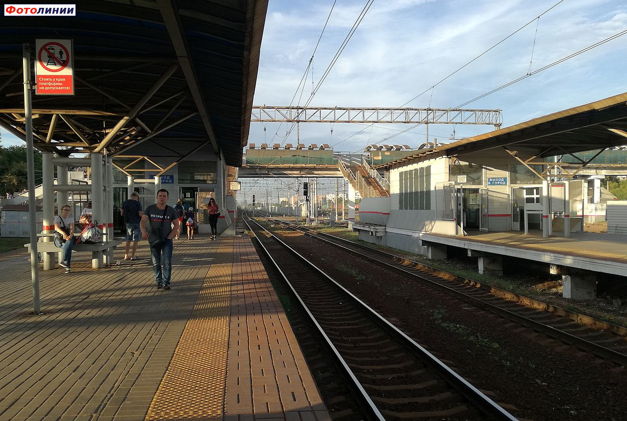 Турникетный павильон на третьей платформе, вид со второй платформы в чётном направлении