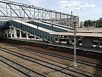 станция Мытищи: Спуски с пешеходного крытого переходного моста на платформы