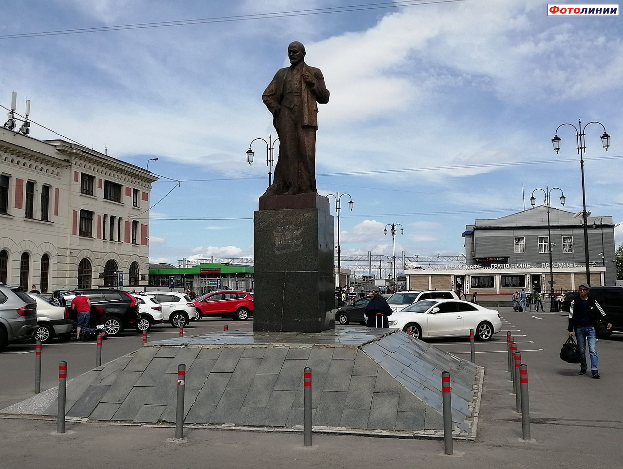 Памятник В. И. Ленину на привокзальной площади