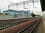 станция Пушкино: Пассажирское здание на второй платформе с западной стороны, вид с третьей платформы в нечётном направлении