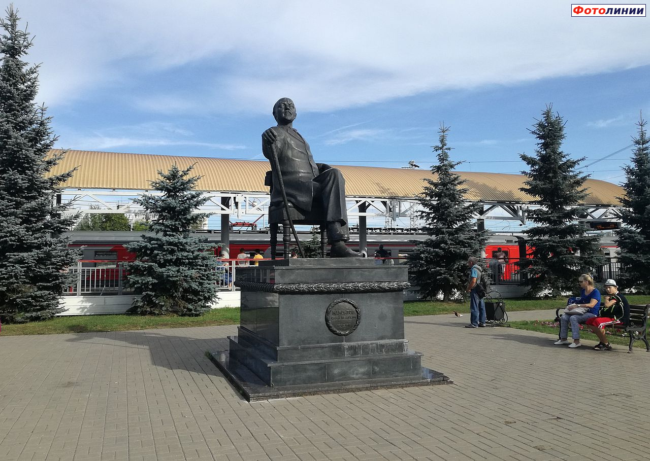 Памятник Савве Мамонтову на привокзальной площади