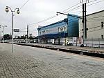 станция Пушкино: Турникетно-кассовый павильон на первой платформе, вид со второй платформы в чётном направлении