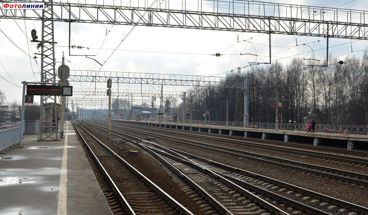 Вид в сторону Москвы с платформы № 3