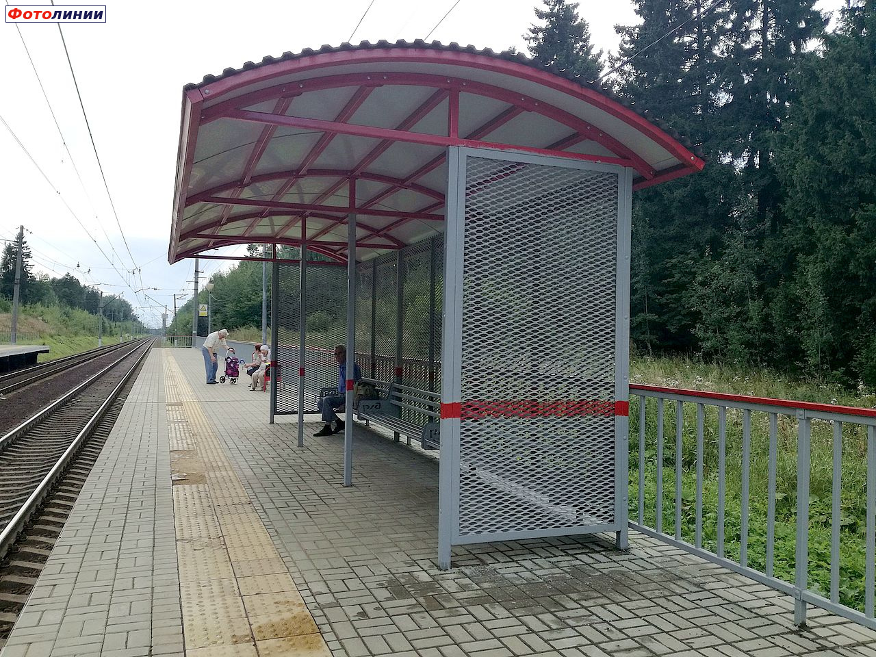 Пассажирский павильон на первой платформе, вид в нечётном направлении
