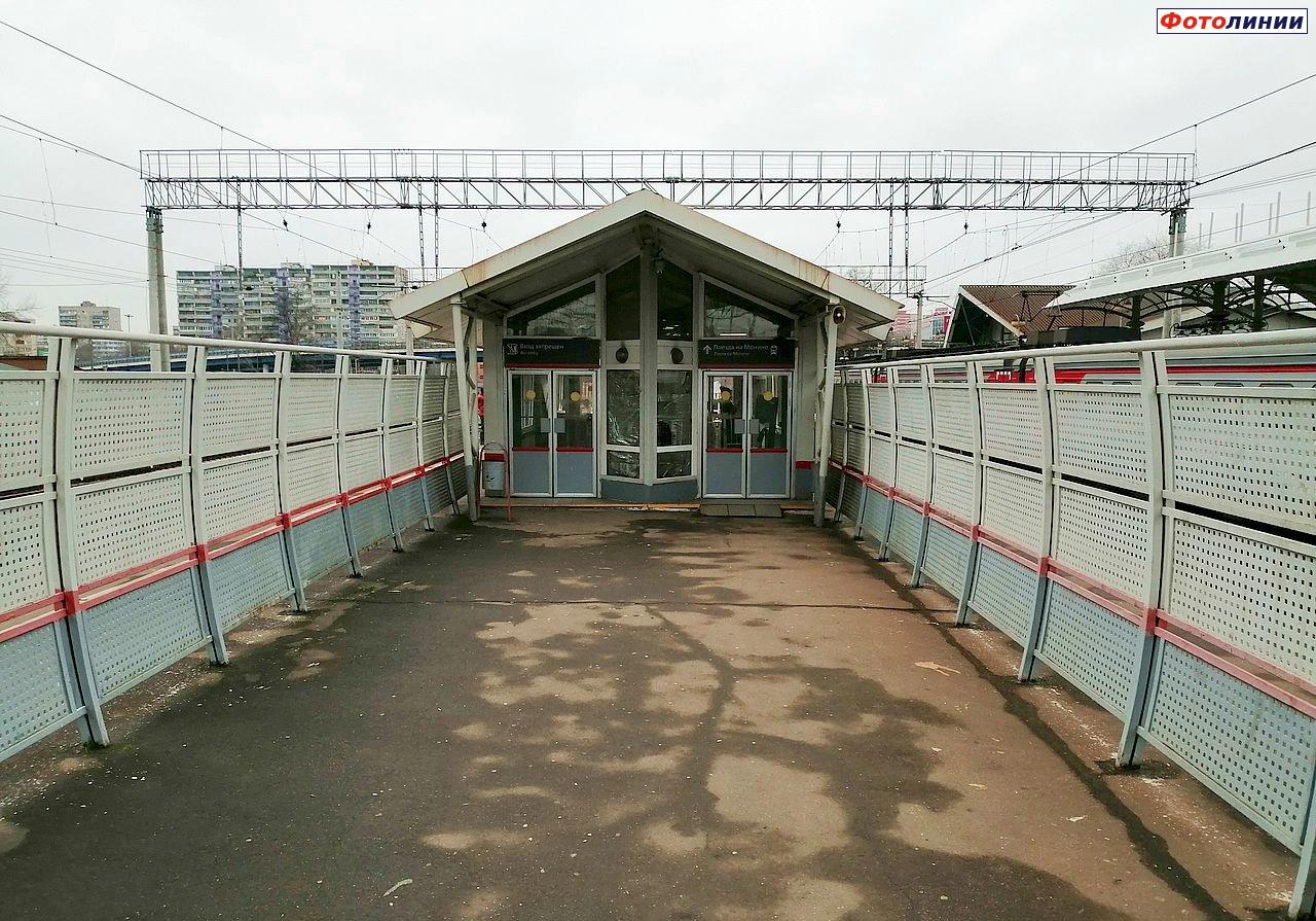 Центральный турникетный павильон на второй платформе Монинского направления, вид в стооону .Мытищ