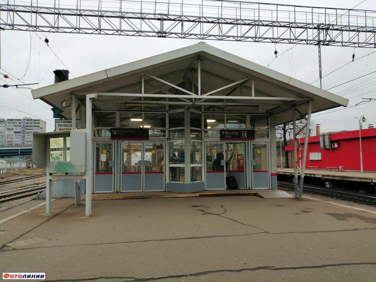 Западный турникетный павильон на второй платформе Монинского направления, вид в стооону .Мытищ