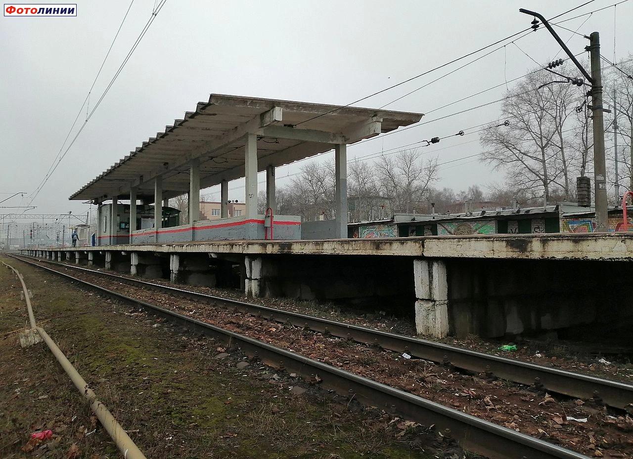 Навес и пригородная касса на платформе Фрязинского направления, вид в сторону Мытищ
