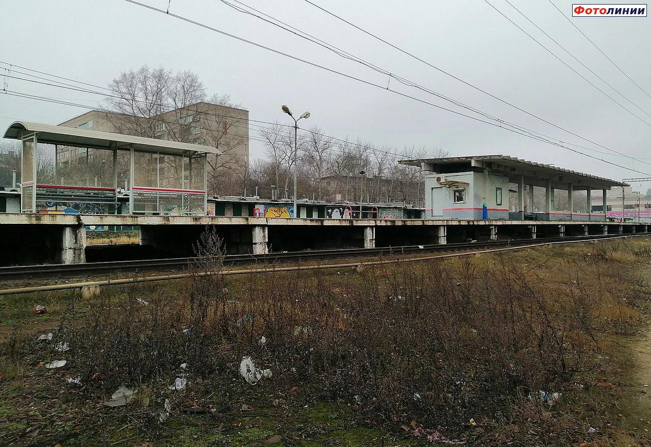 Пассажирский павильон, навес и пригородная касса на платформе Фрязинского направления