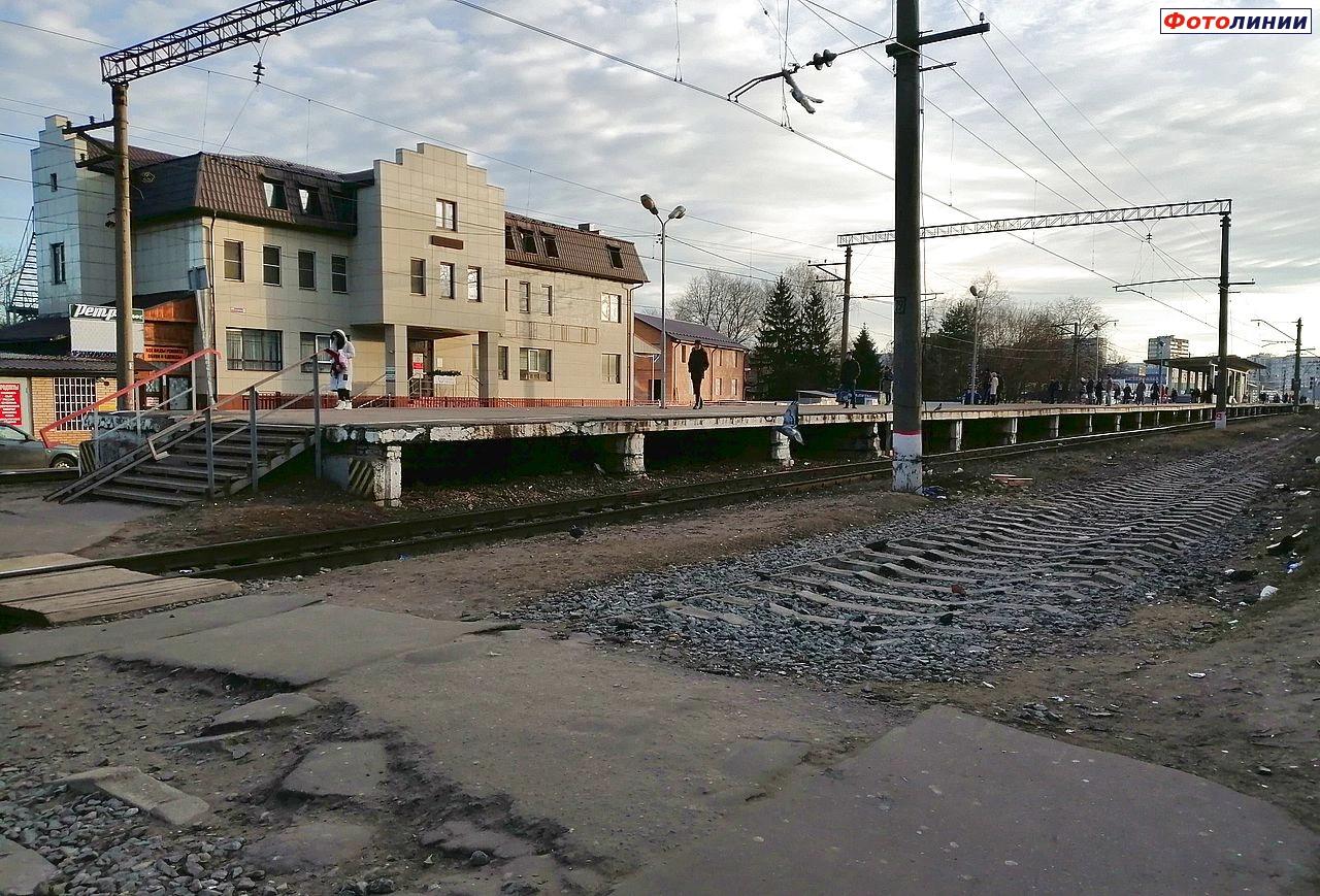 Платформа Фрязинского направления и разобранный подъездной путь к ГСК «Вираж-4»,вид в сторону Мытищ