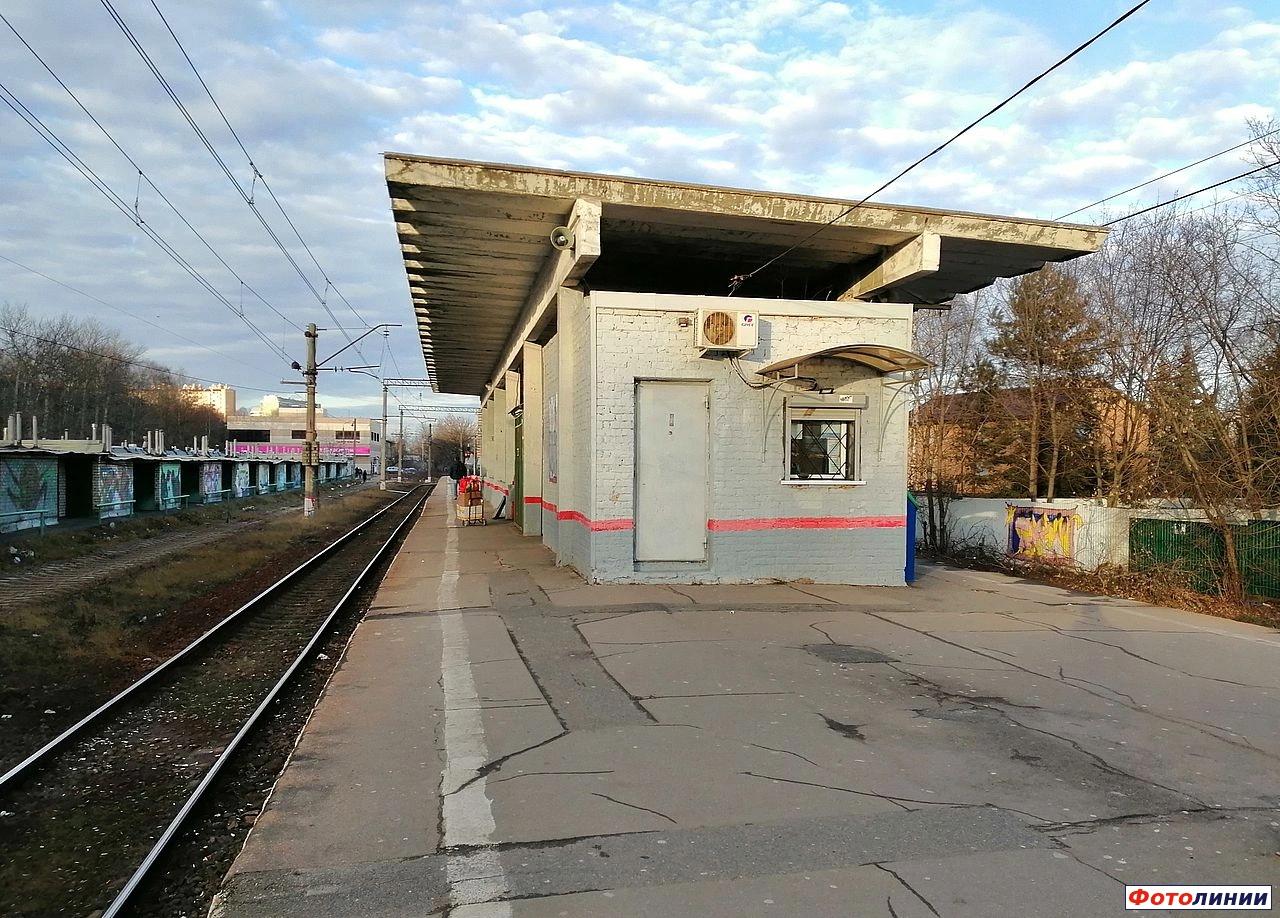 Навес и пригородная касса на платформе Фрязинского направления,вид в сторону ст. Фрязино
