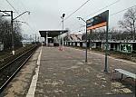 станция Болшево: Табличка, навес и пригородная касса на платформе Фрязинского направления, вид в сторону Мытищ