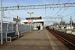 о.п. Новогиреево: Табличка и турникетный павильон на второй платформе и реконструкция первой платформы, вид в чётном направлении
