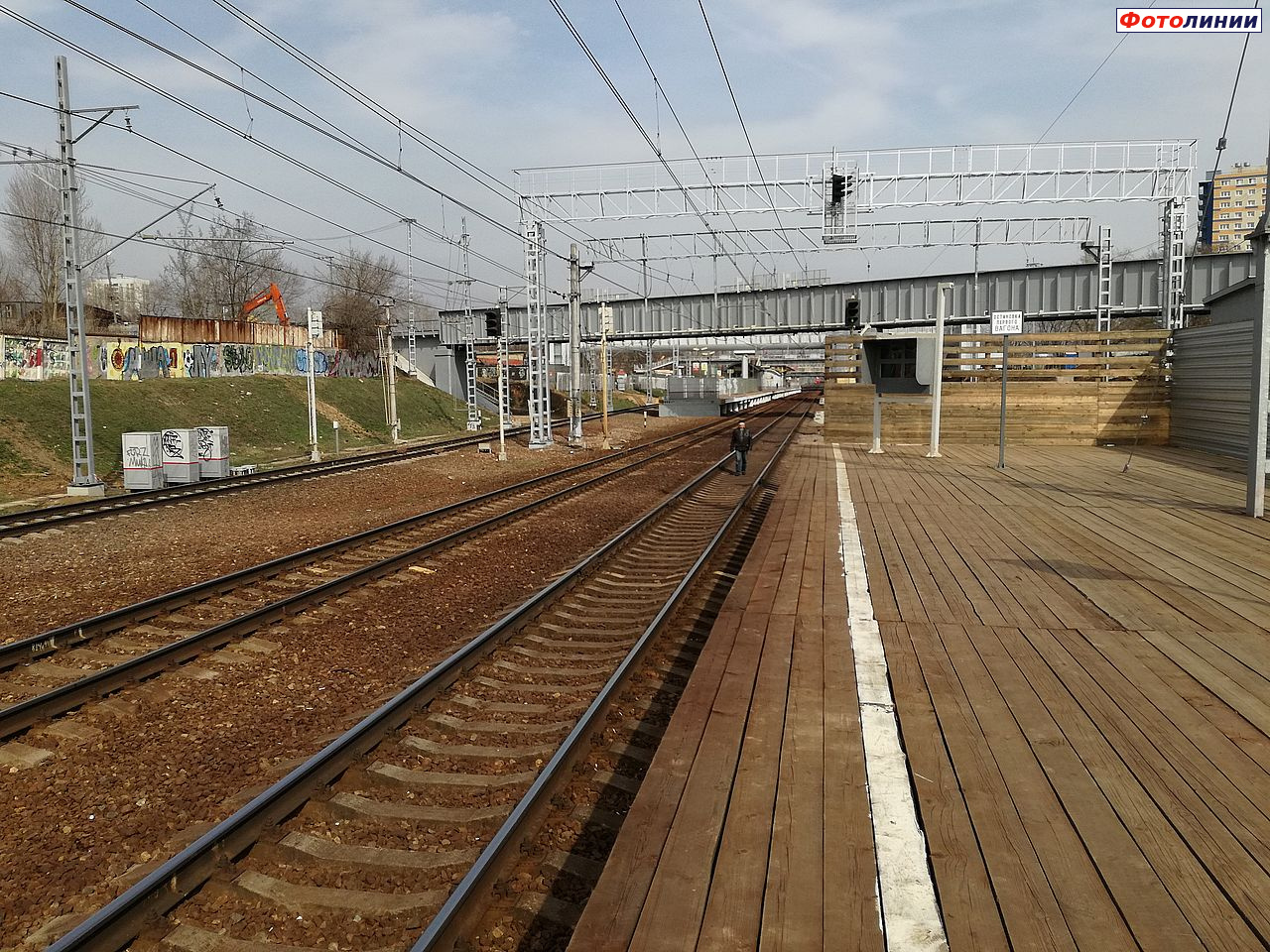 Вид с временной первой платформы в чётном направлении, впереди путепровод линии Перово-Новопролетарская и вторая платформа