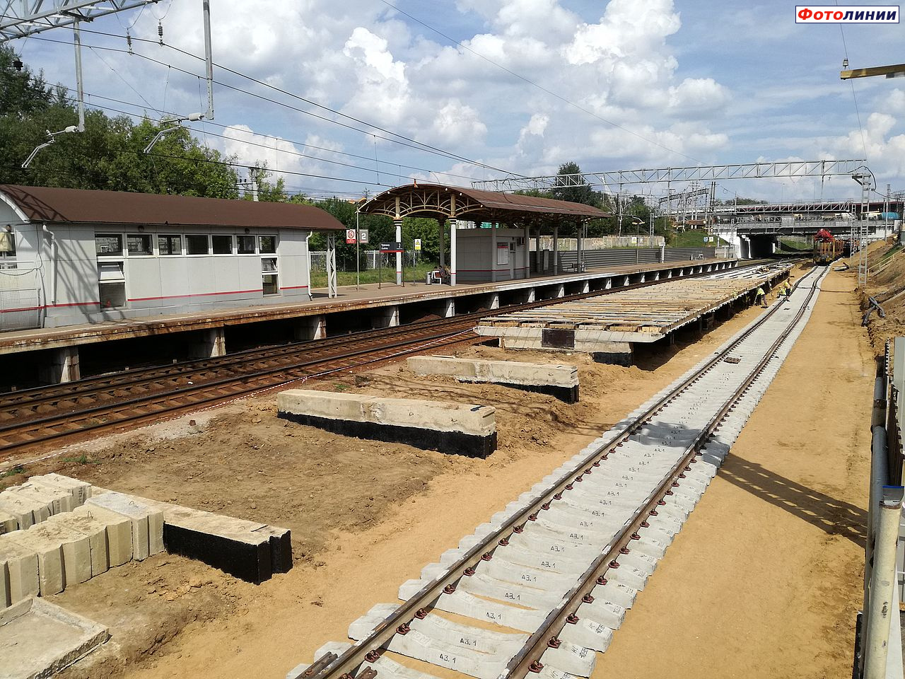 Навес и турникетный павильон на второй платформе, реконструкция первой платформы и строительство четвёртого пути, вид в нечётном направлении
