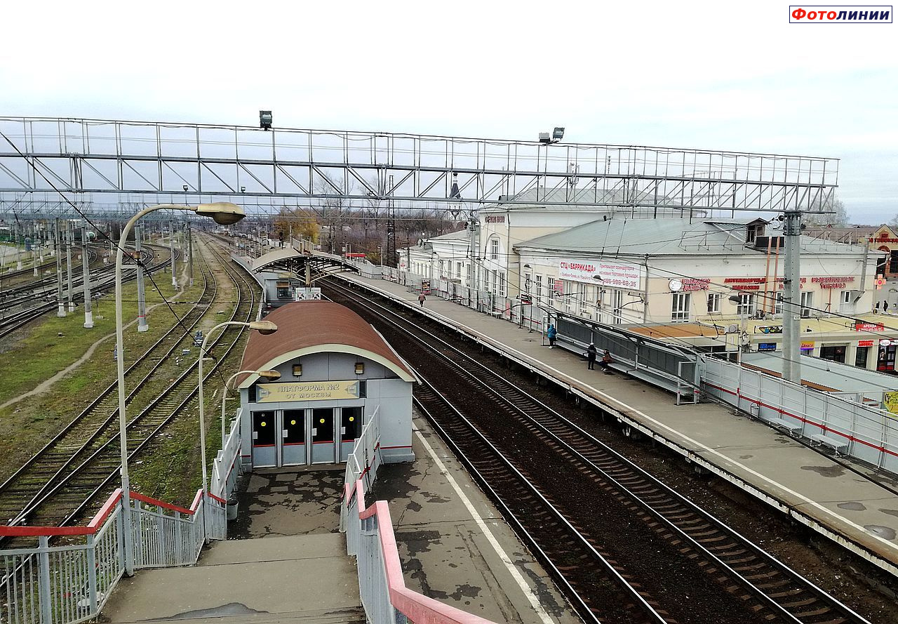 Вокзал и южный турникетный павильон на второй платформе, вид в нечётном направлении