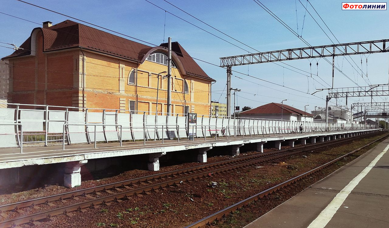Станционные здания, вид со второй платформы в чётном направлении