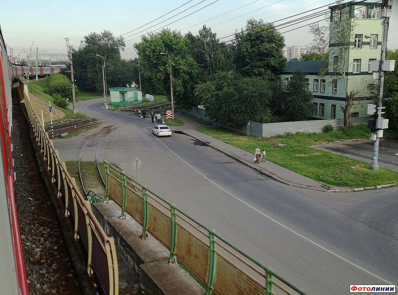 Пересечение с путями к ст.Новопролетарская, деревообрабатывающему комбинату № 3 и Московско-Рязанской дистанции гражданских сооружений