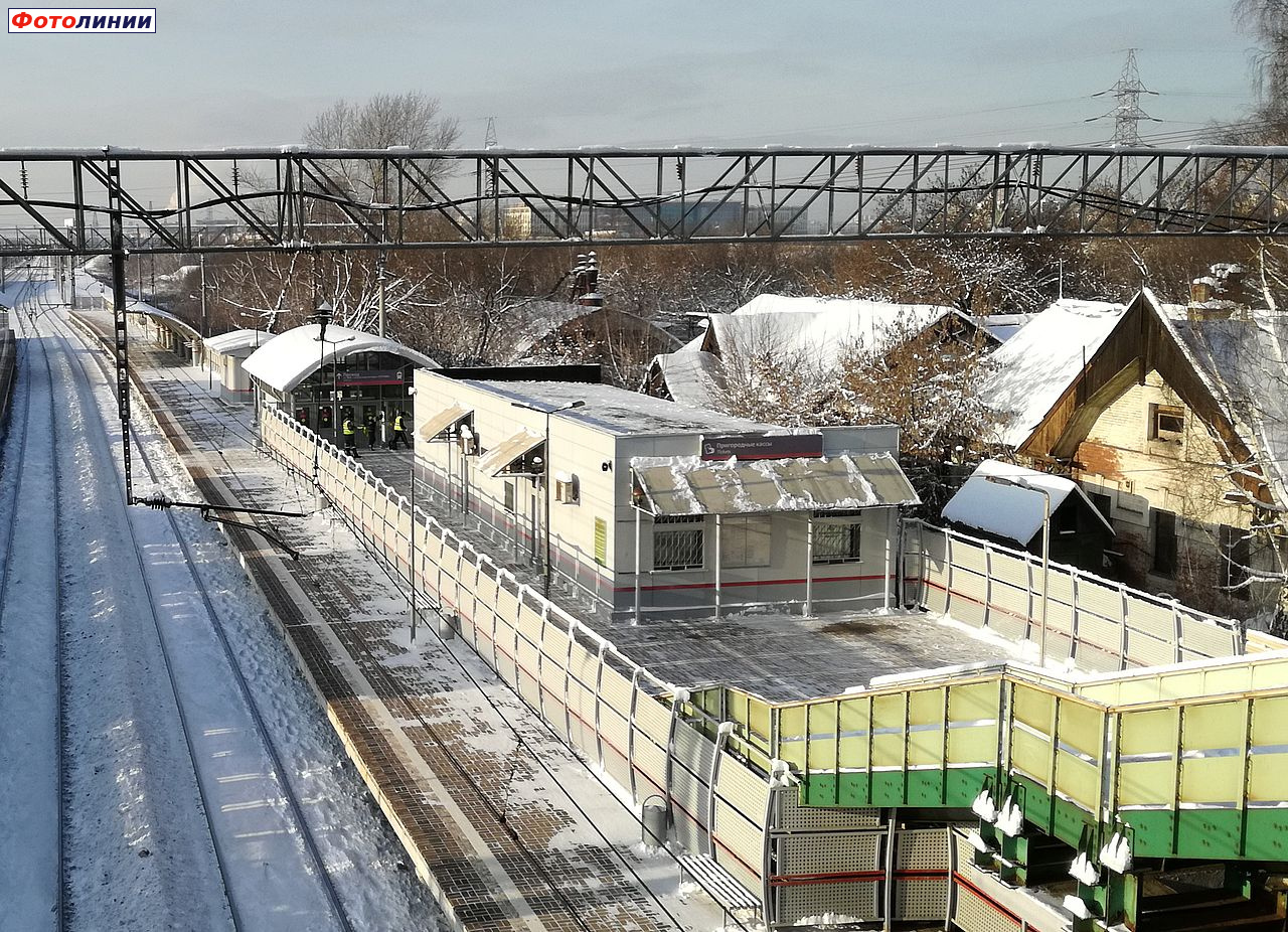 Пригородные кассы и турникетный павильон на платформе для поездов "Спутник", вид в нечётном направлении
