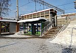 о.п. Ухтомская: Турникетный павильон на первой платформе и билетные автоматы, вид со стороны города