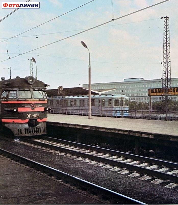 Вид на платформу и станцию метро на Рязань со стороны Москвы