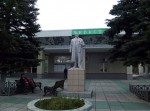 Пассажирское здание и памятник В. И. Ленину