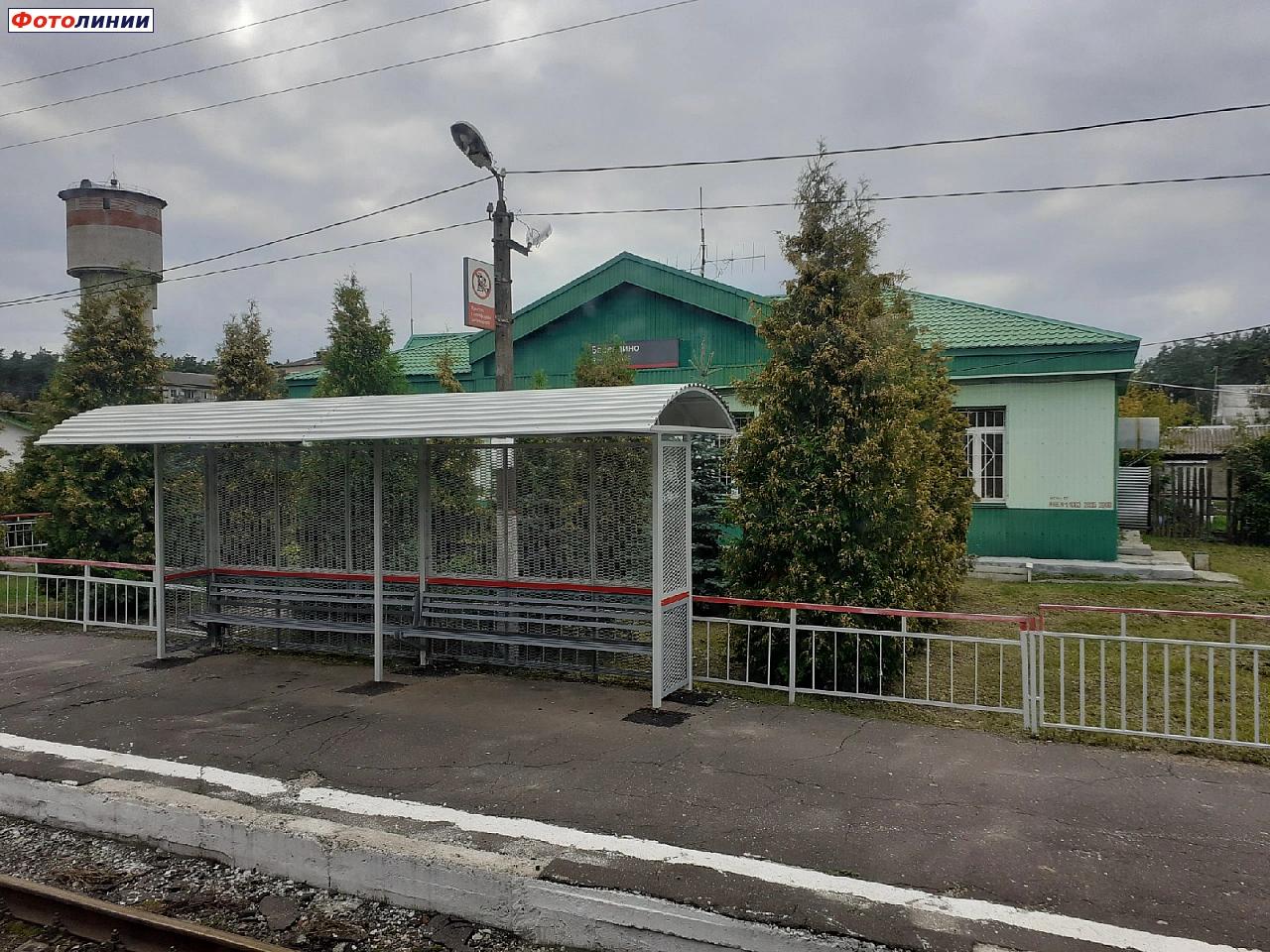 Здание станции и новый пассажирский павильон