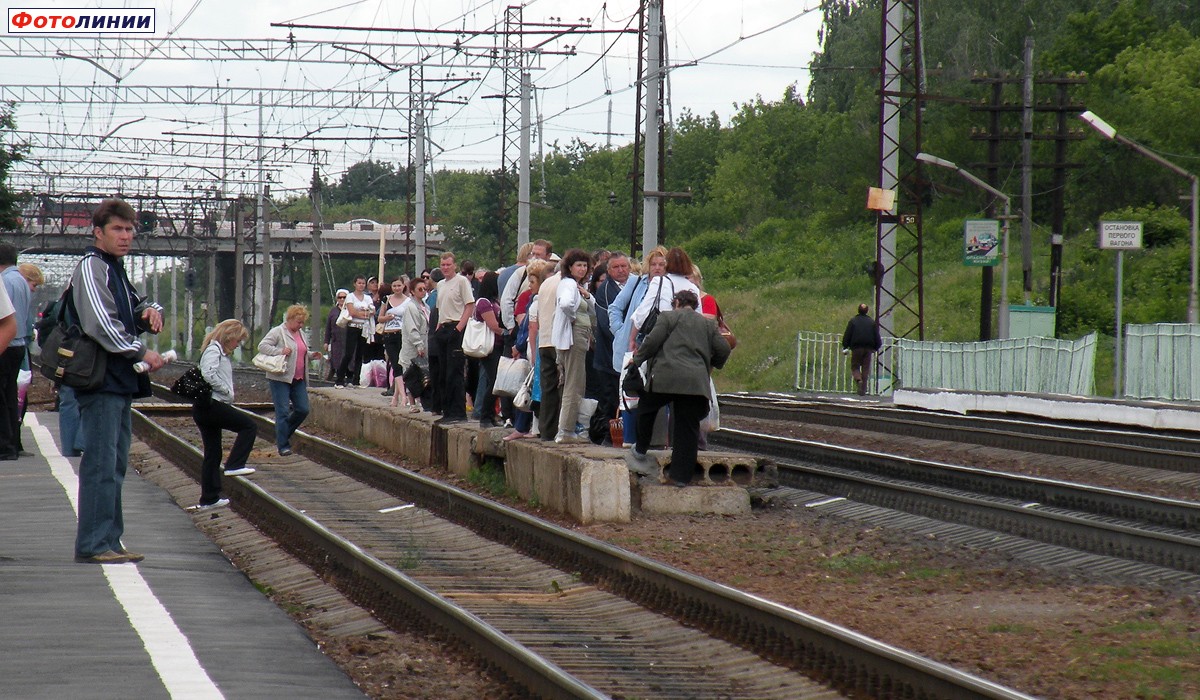 Пассажиры на платформе № 2 в ожидании электропоезда на Москву