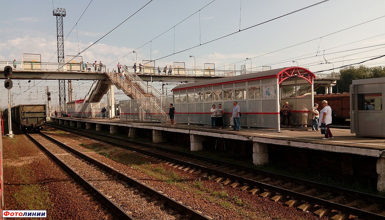 Переходной мост, и турникетный павильон на второй платформе, вид в чётном направлении в
