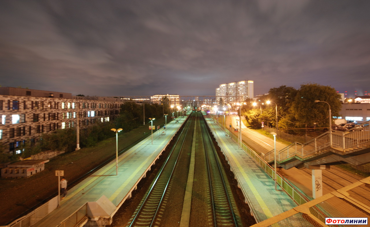Вид платформ на юг ночью