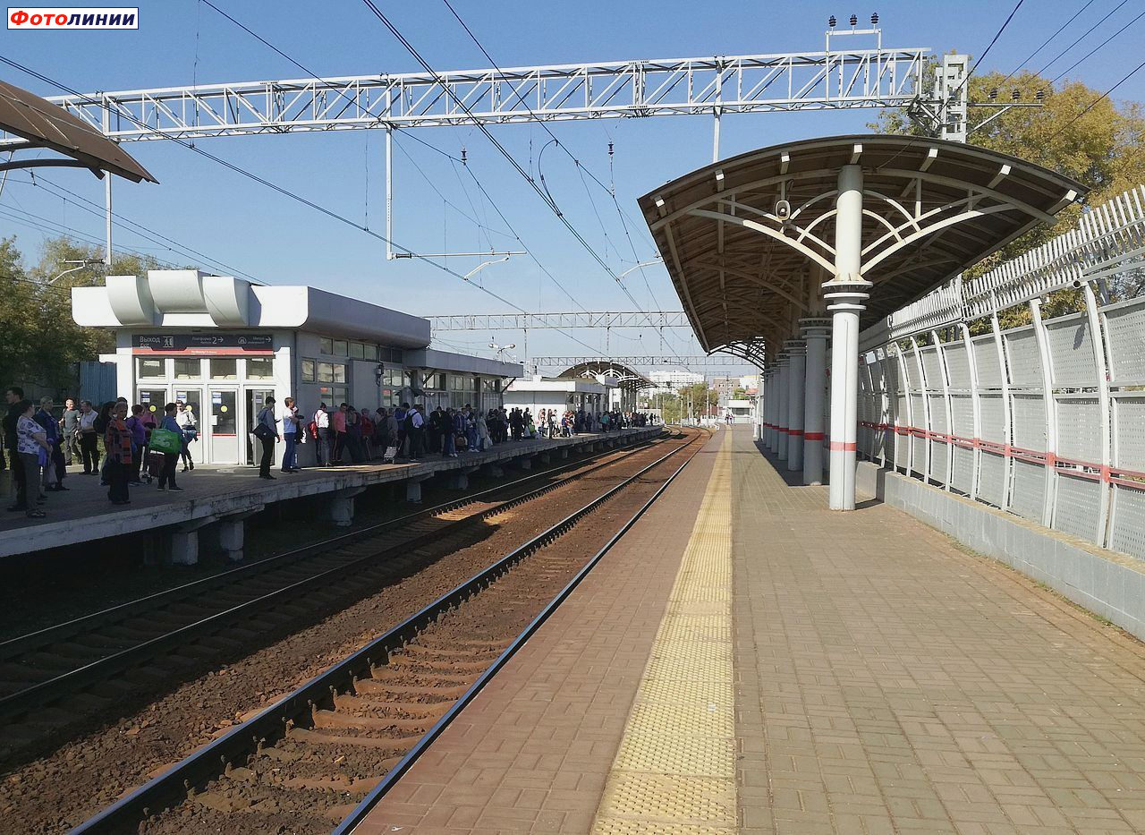 Турникетный павильон на первой платформе и навес на второй платформе, вид со второй платформы в чётном направлении