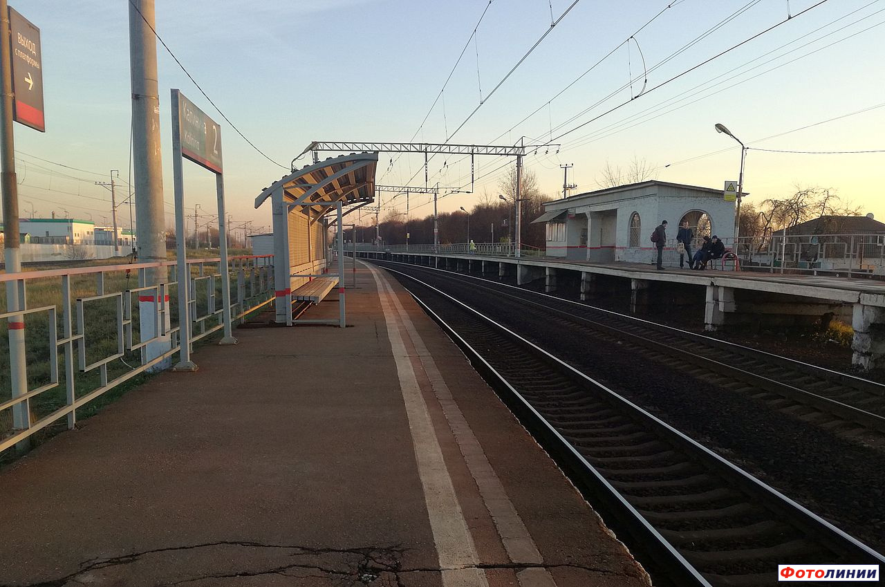Пригородная касса на первой платформе и пассажирский павильон на второй платформе, вид в нечётном направлении